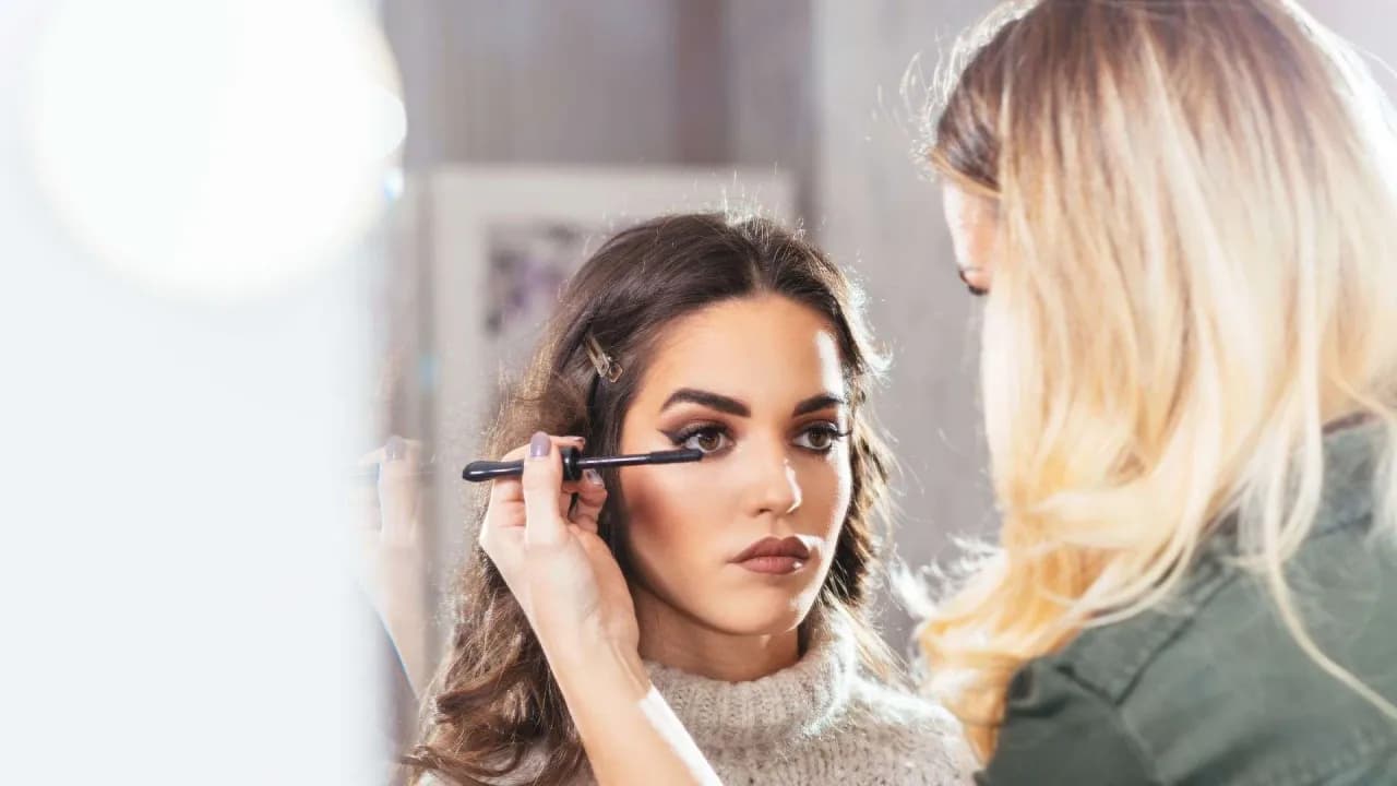 Maquillaje y caracterización: formación que transforma tu carrera