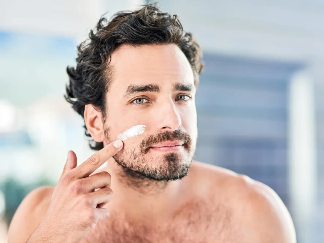 La mejor crema antiarrugas para hombres: ingredientes que realmente funcionan