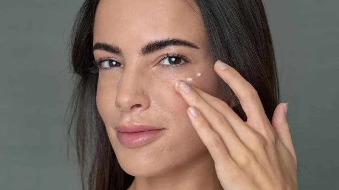El mejor contorno de ojos antiarrugas que realmente funciona y sorprende