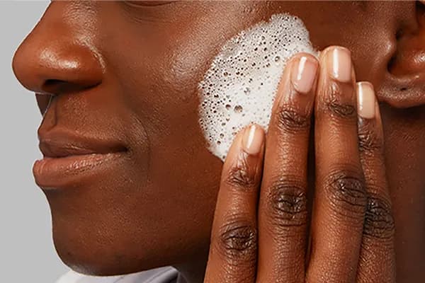 Limpieza facial piel grasa: técnicas efectivas para controlar el brillo