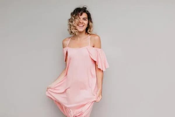 Maquillaje para vestidos rosa palo: el look perfecto que no falla