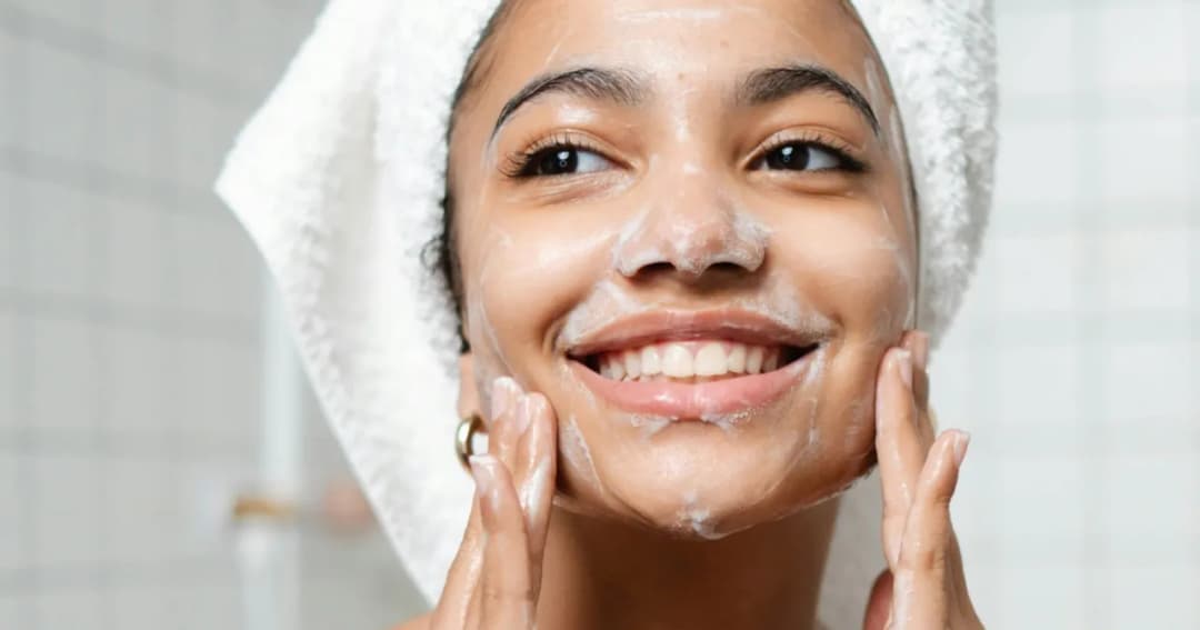Qué es la doble limpieza facial y cómo transformará tu piel