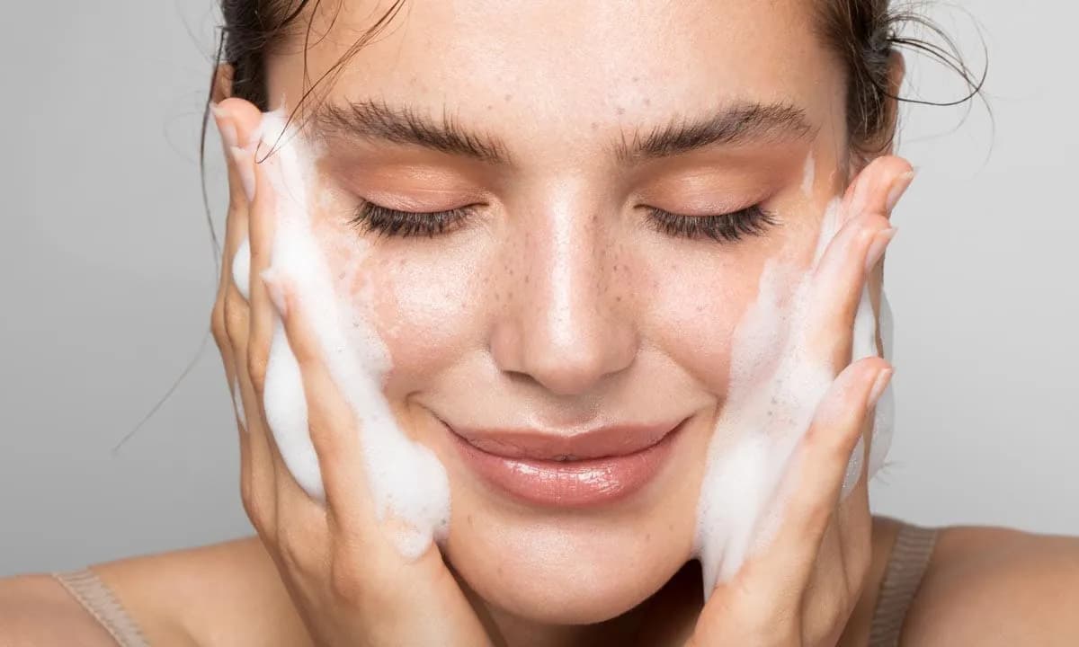 El gel de limpieza facial que transforma tu piel y elimina impurezas